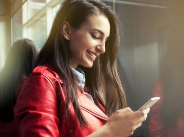 Junge Frau bearbeitet ein GIF auf dem Smartphone.