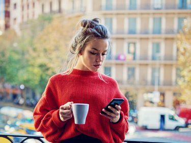 Junge Frau lädt Android-App aus dem Google Play Store herunter.