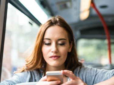 Eine junge Frau richtet einen Shortcut ein