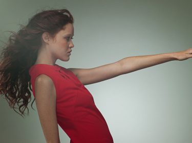 Frau-mit-rotem-Kleid-wirkt-wie-ferngesteuert