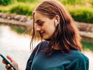 Frau schaut auf ihr Smartphone.
