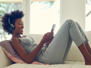 Frau textet mit Gboard