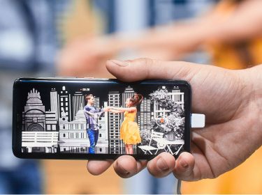 Das Huawei Mate 20 Pro in der Hand halten.