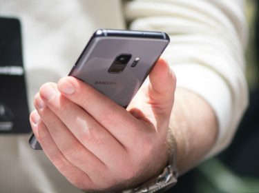 Mann hält das Samsung Galaxy S9 in der Hand.