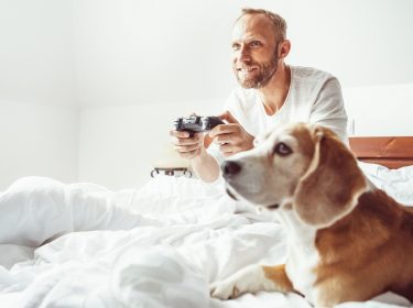 Mann mittleren Alters zockt eines der Spiele aus dem PlayStation Store