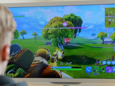 Junger Mann zockt das Battle-Royale-Spiel Fortnite.