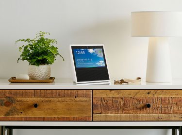 Der Amazon Echo Show der 1. Generation steht auf dem Schrank.