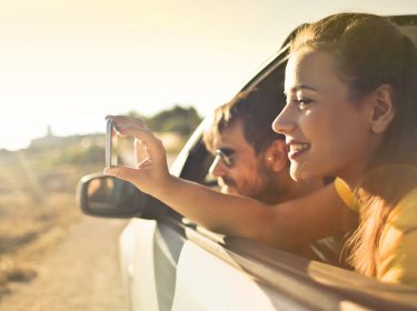 Frau nimmt 4K-Video mit iPhone auf