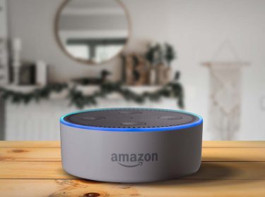 Amazon Echo Dot mit eingebauter Alexa steht im Wohnzimmer.
