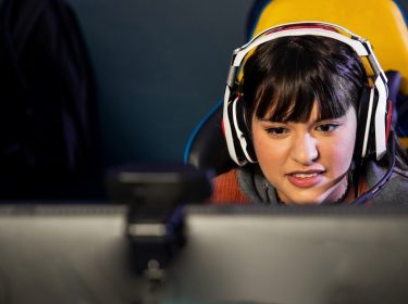 Spielerin zockt Black Ops 4