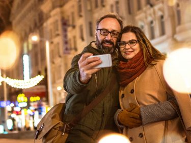 Pärchen macht nachts ein Selfie mit dem Smartphone.