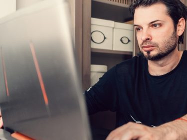 Mann zockt die Twitch-Prime-Spiele