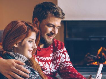 Paar richtet die Alexa-Stimmerkennung übers Smartphone ein.