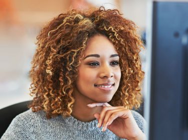 Junge Frau repariert die Outlook-Suche am Computer.