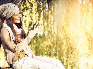 Junge Frau lässt sich Instagram-Alternativtext vorlesen.