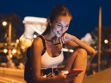 Eine junge Frau richtet Apple Pay ein