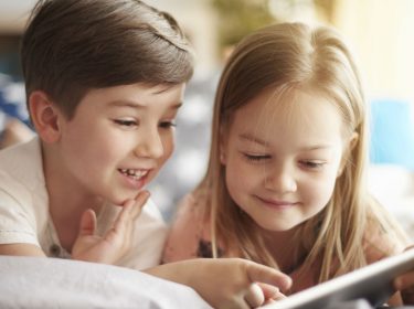 Kinder lernen Lesen via Tablet-App.