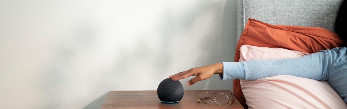 Amazon Echo Dot auf dem Nachttisch