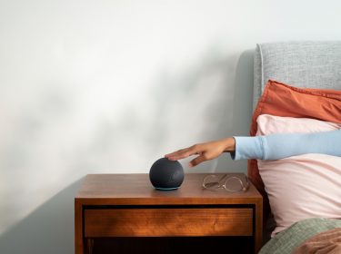 Amazon Echo Dot auf dem Nachttisch