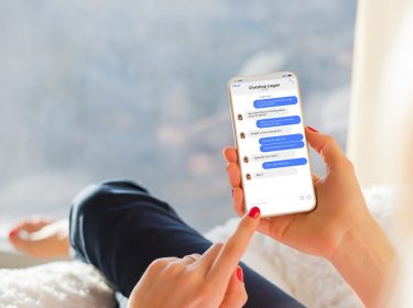 Junge Frau tippt eine iMessage ein