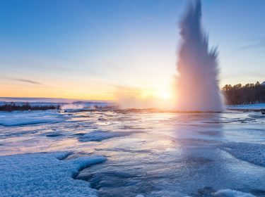 Geysir im Abendlicht in Island