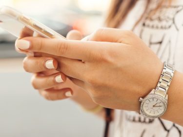 frau tippt am iphone