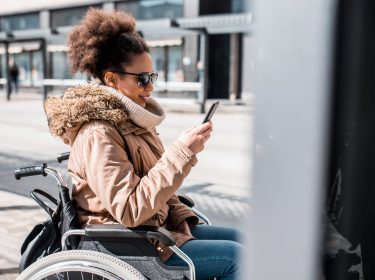 Frau sitzt in einem Rollstuhl