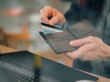 Ein Mann bezahlt seinen Einkauf