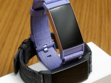 Fitbit Charge 3 mit violettem Armband.