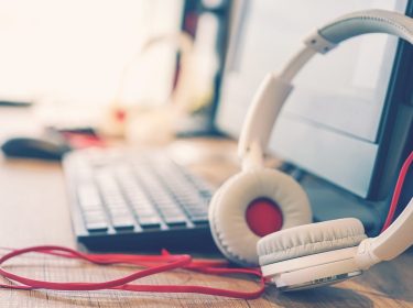 Kopfhörer neben Computer