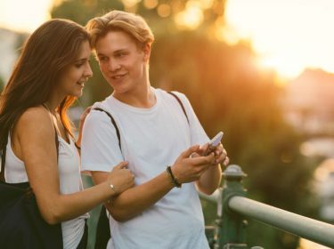 Freunde richten Dropbox am Smartphone ein.