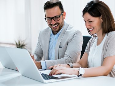 Zwei Kollegen tauschen sich über die Arbeit aus