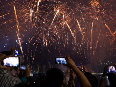 Viee-fotografieren-an-Silvester-mit-ihrem-Smartphone