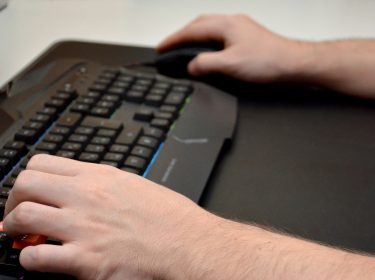 Junger Mann spielt eines der Twitch-Prime-Spiele