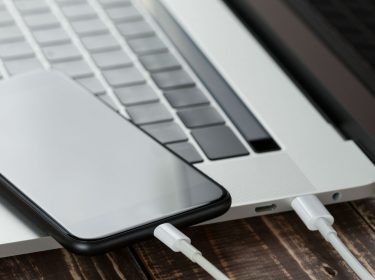 Das iPhone über den Laptop wiederherstellen.