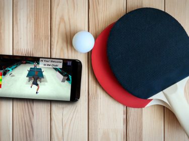 Tischtennis auf dem Smartphone spielen.