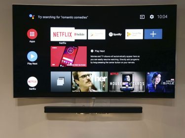 Google Assistant sucht auf dem Fernseher nach romantischen Komödien.