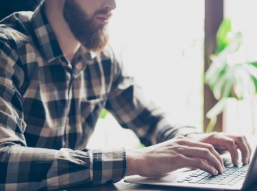 Mann deautorisiert seinen Computer mit iTunes.