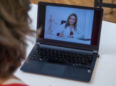 Frau telefoniert am Laptop via Skype.