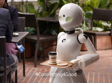 Roboter-Kellner-unterstuetzen-ihre-meschlichen-Kollegen