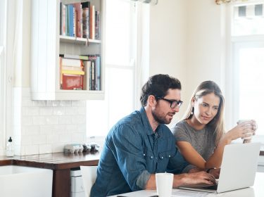 Ehepaar richtet Zwei-Faktor-Authentifizierung bei PayPal ein