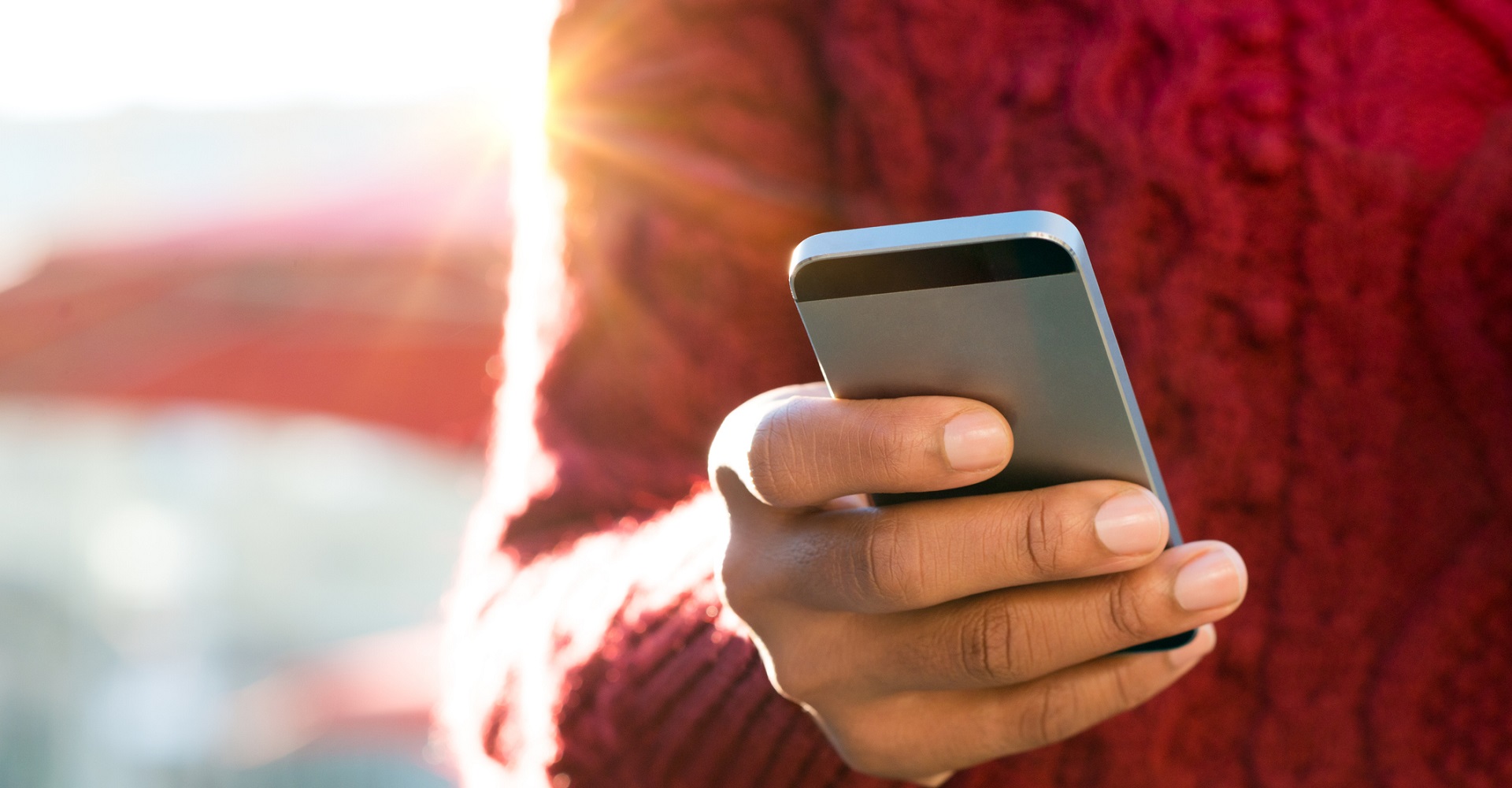 Eine junge Frau schreibt eine Nachricht auf ihrem iPhone