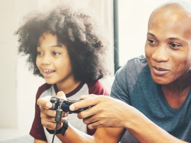 Vater spielt Rocket League mit Sohn