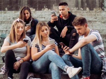 Junge Leute erstellen eine Snapchat-Gruppe