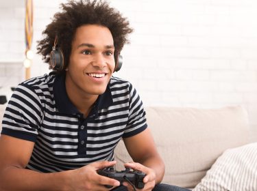 Junger Mann spielt die Beta von The Division 2