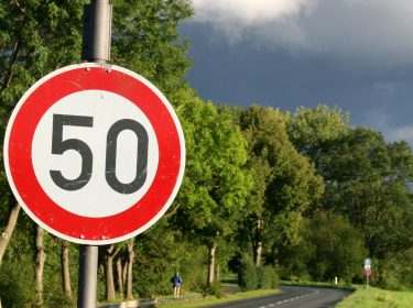 Straßenschild zeigt Tempolimit an.