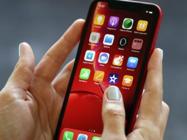 Das iPhone XR in der Hand halten.