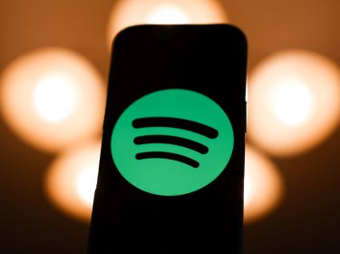 Das Spotify-Logo ist auf einem Smartphone zu sehen.