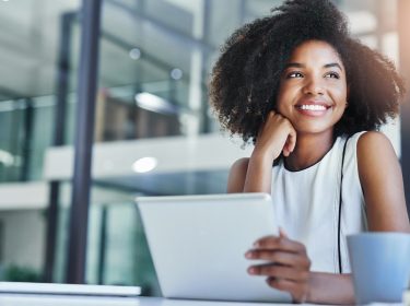 Junge Frau testet die neuen Features von Gmail