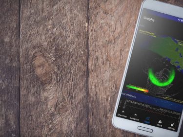 Smartphone mit Polarlicht-App